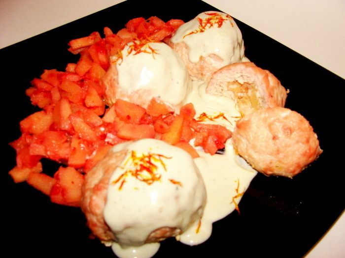 Котлеты из индейки с айвой под голубым соусом и шафраном