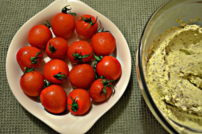 Ватрушки с творогом и помидорами черри