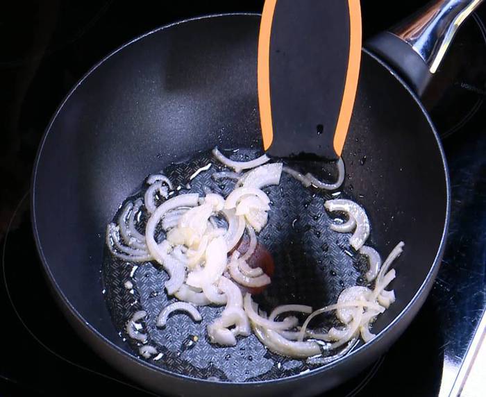 Пряный рис с яйцом и беконом 