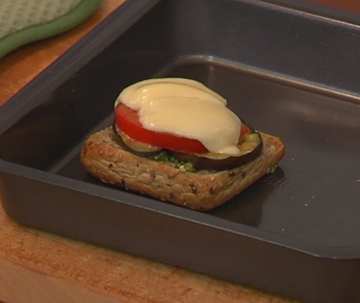 Гренки с баклажанами и моцареллой 