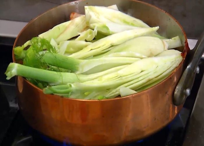 Свинина, томленная с оливками, розмарином и анчоусами