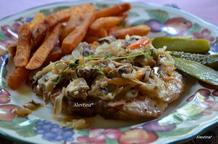 Свиные котлеты с вином Марсала и грибами