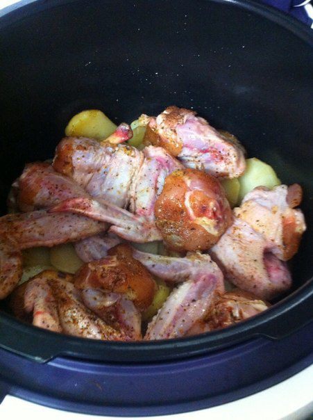 Куриные крылышки с картофелем в мультиварке