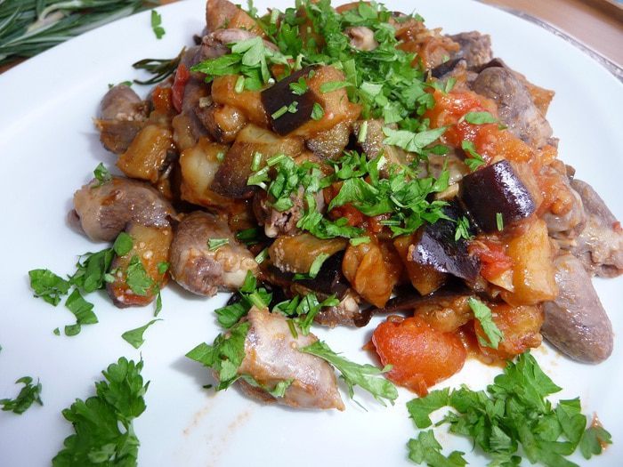 Куриные сердечки с баклажанами и сыром