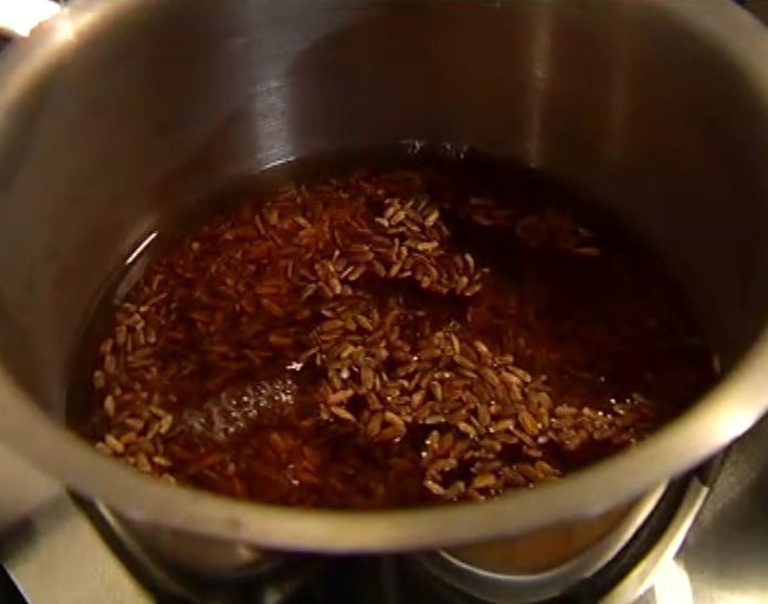 Теплый салат из красного риса с зеленью и миндалем