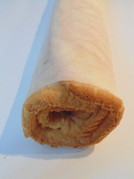 Нежный рулет с брусничным кремом и маршмеллоу