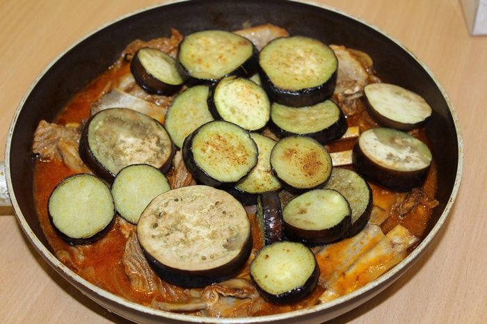 Бараньи ребра с баклажанами и виноградом