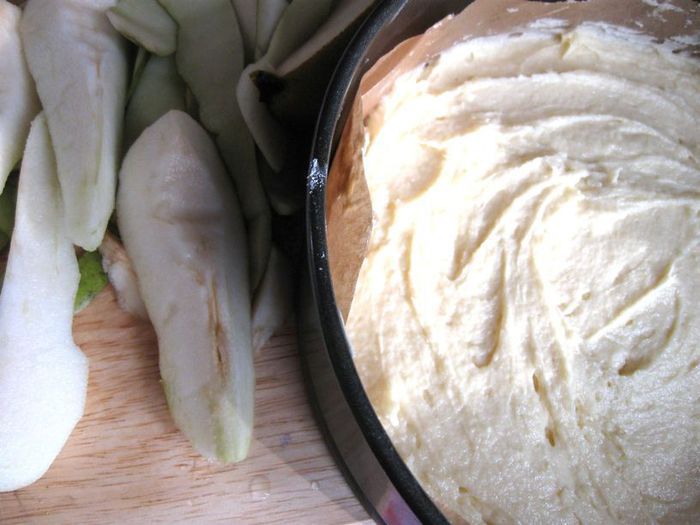 Шарлотка с грушами