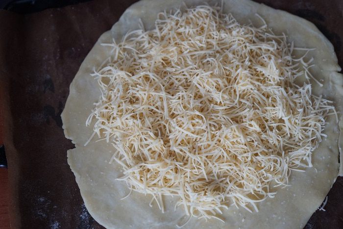 Галета с тыквой, карамелизированным луком и сыром