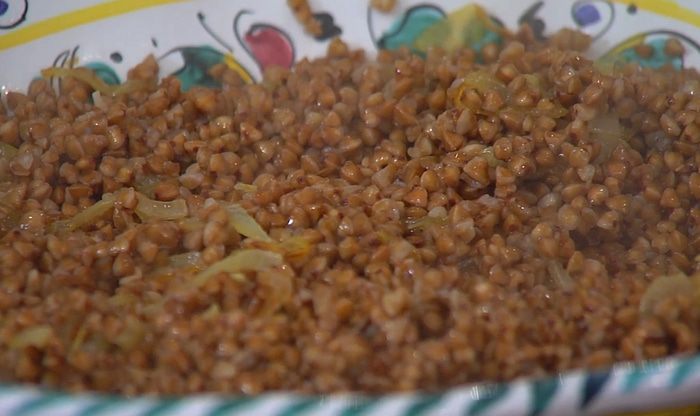 Гречка с перепелиными яйцами и овечьим сыром   