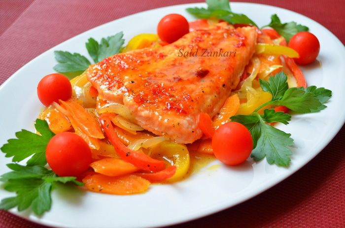 Семга с пряной карамелью и овощами