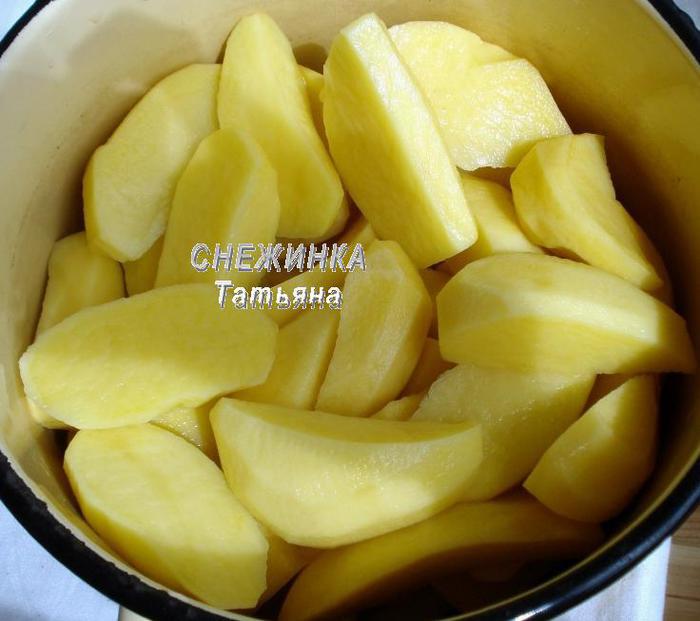 Рыбная колбаса с лисичками и картофелем «по-дачному»