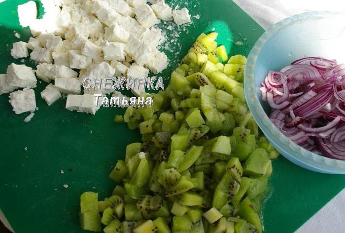 Куриный салат с киви и брынзой