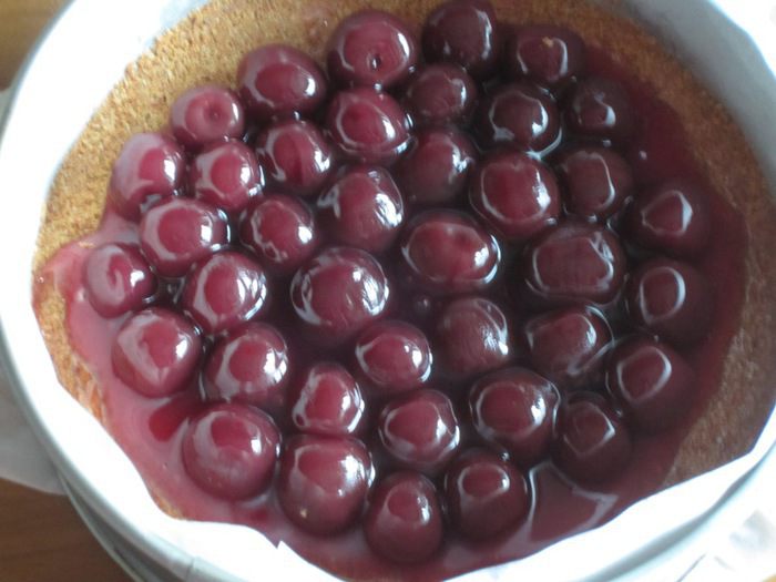 Торт с черешней и творожным муссом