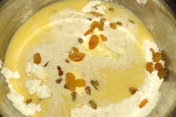 Сдобные булочки с изюмом