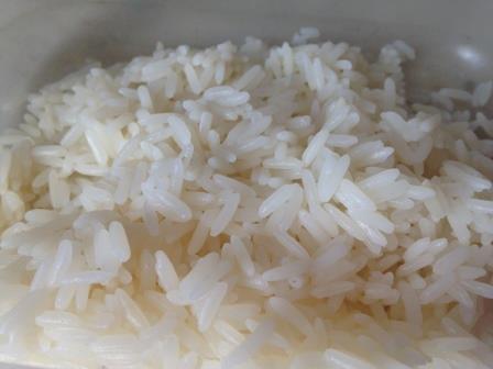 Салат с сардиной, рисом и яйцом