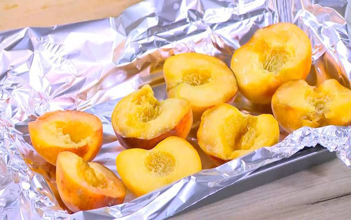 Рисовая каша с белым шоколадом и запеченными персиками 