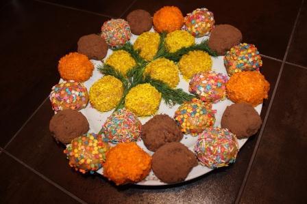 Нежное песочное пирожное с вишней и фундуком 