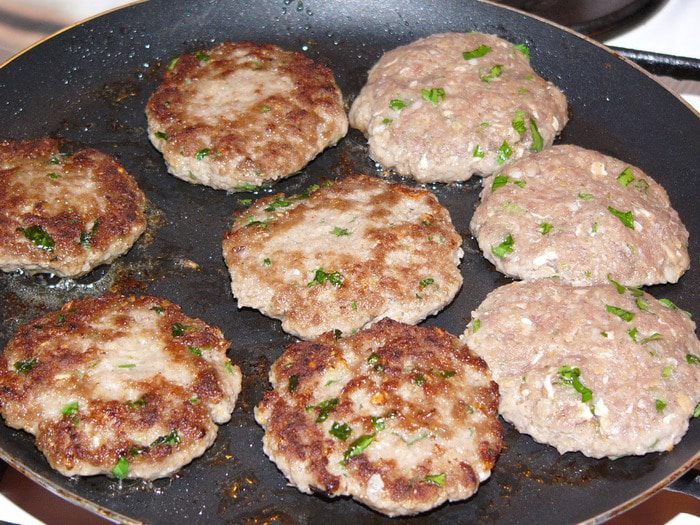 Котлеты, запеченные в помидорах, под соусом бешамель