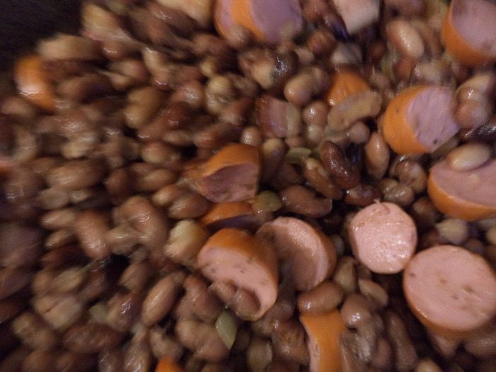 Запеченная фасоль с беконом и сардельками