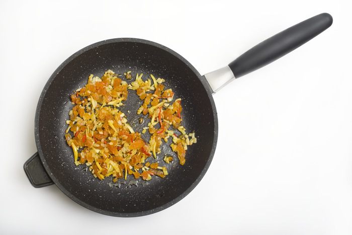 Рыбное филе в листьях лука-порея