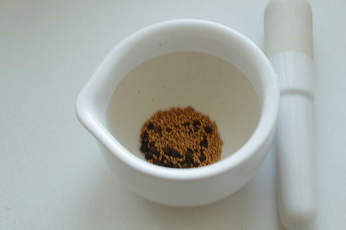 Печеночные оладьи с брусничным соусом