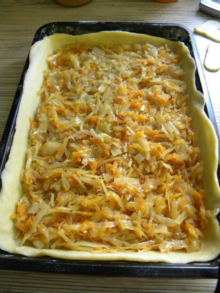 Масляный пирог с маринованной капустой
