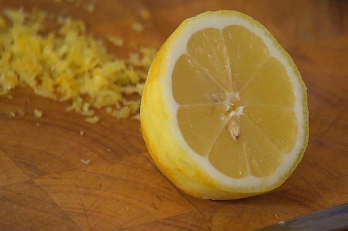 Салат с булгуром, зеленым горошком и мятой