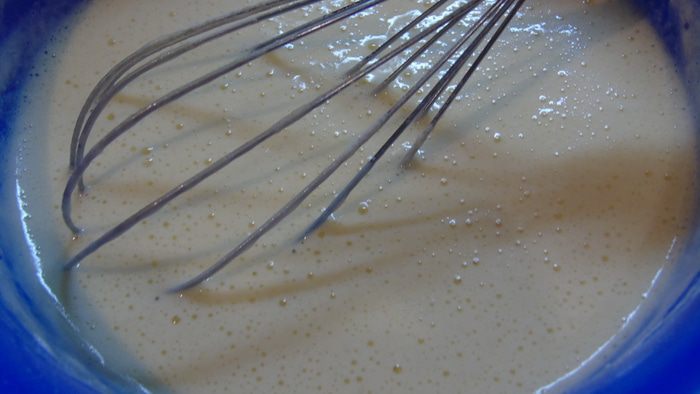 Блинный торт с заварным кремом и ягодами