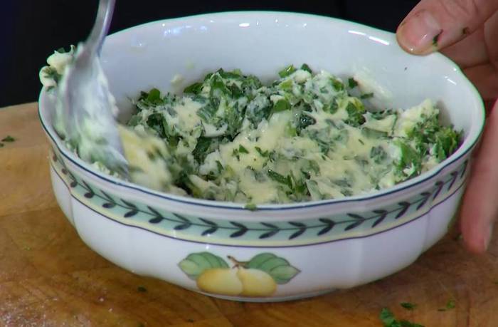 Домашний хлеб с курагой, орехами и зеленым маслом 