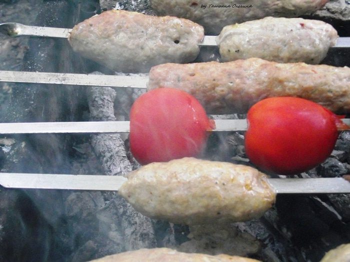 Люля-Кебаб с маринованным луком и соусом