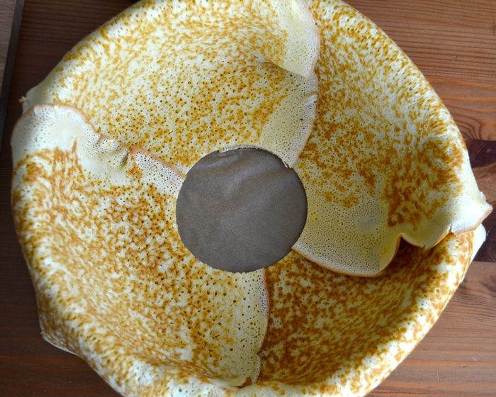 Блинный торт с бананами и шоколадным муссом