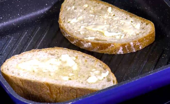 Тосты с инжирным вареньем, запеченными грушами и сыром 