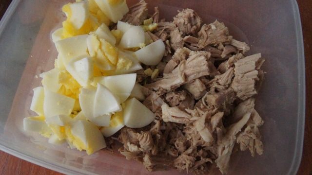 Салат с мясом, оливками и соусом песто из черемши