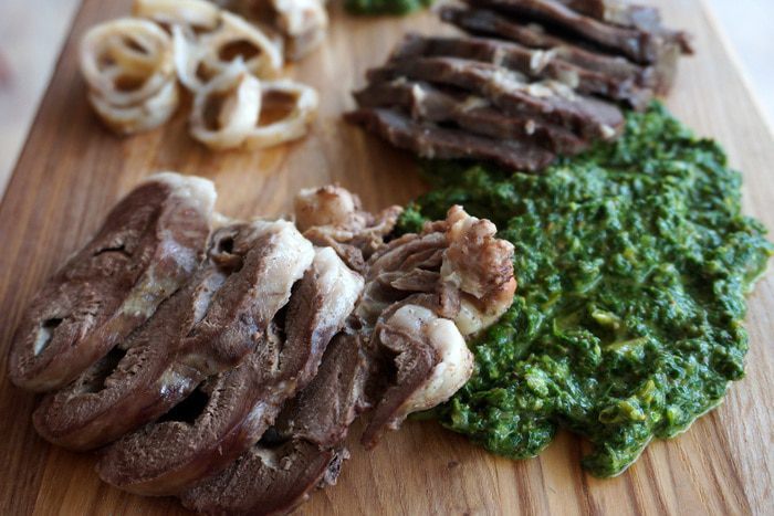 Свежий соус из зелени к мясу