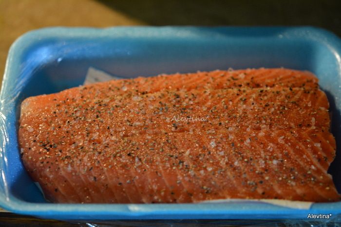 Семга под томатами и зелеными оливками