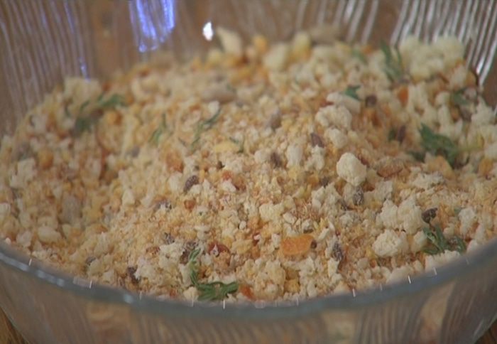 Жареный сулугуни с руколой и вяленой клюквой 