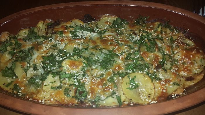 Картофель, запеченный с моцареллой, вялеными томатами и кунжутом