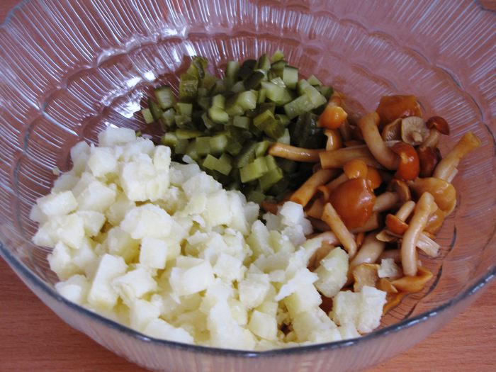 Картофельный салат с грибами и маринованным луком