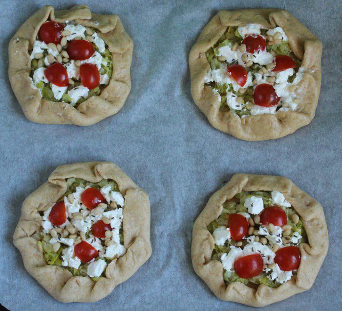 Мини-галеты из цельнозерновой муки с луком-пореем, козьим сыром и кедровыми орехами