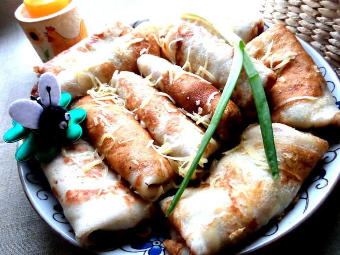 Дрожжевые блины с луково-сырной начинкой