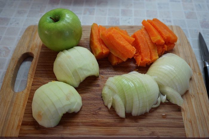 Филе индейки, запеченное в рукаве с тыквой и яблоками