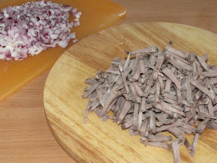 Слоеный салат с языком