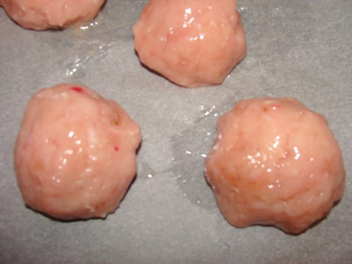 Котлеты из индейки с айвой под голубым соусом и шафраном