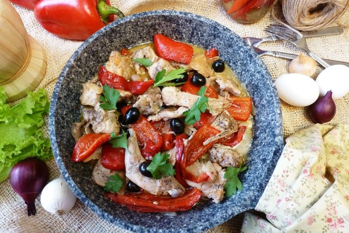 Жареный кролик с болгарским перцем и маслинами