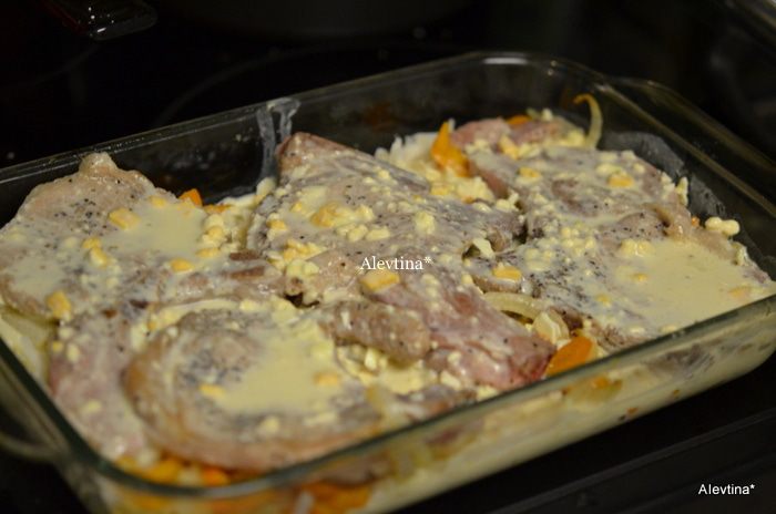 Запеченные свиные котлеты с картофельным гарниром