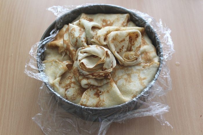 Блинный торт с шоколадным муссом, орехами и грушей