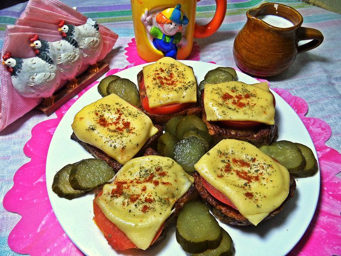 Гренки с овощами под сыром