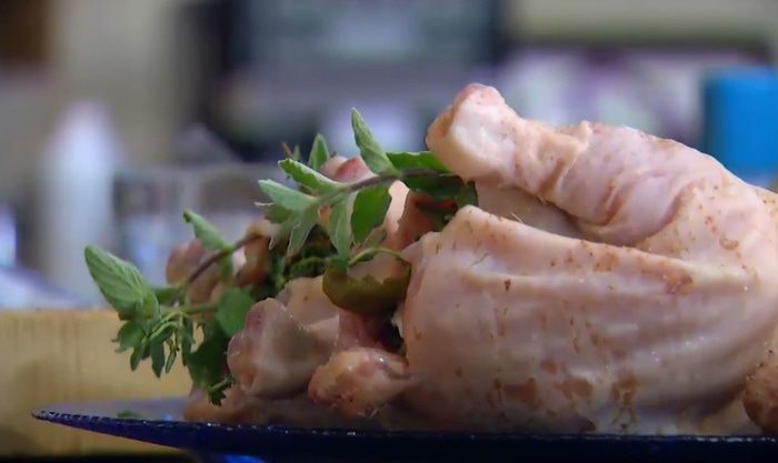 Цыплята, фаршированные творогом, грудинкой и виноградом