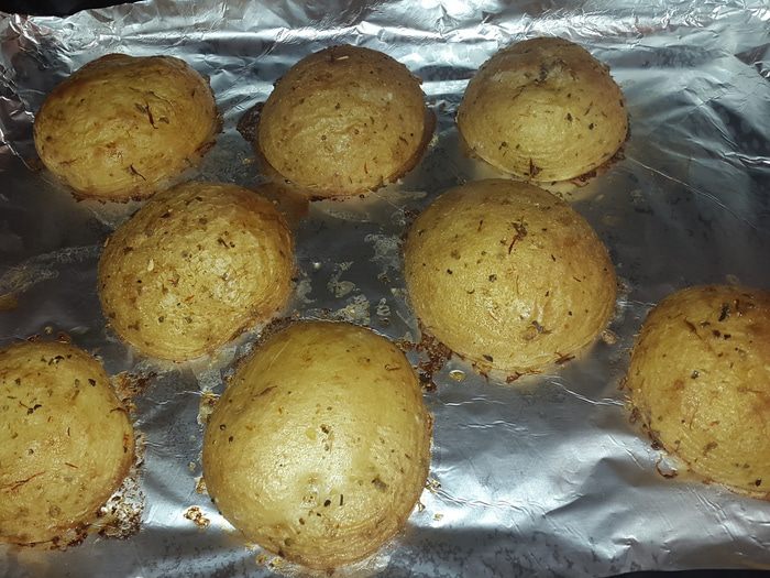 Печеный картофель с красной икрой